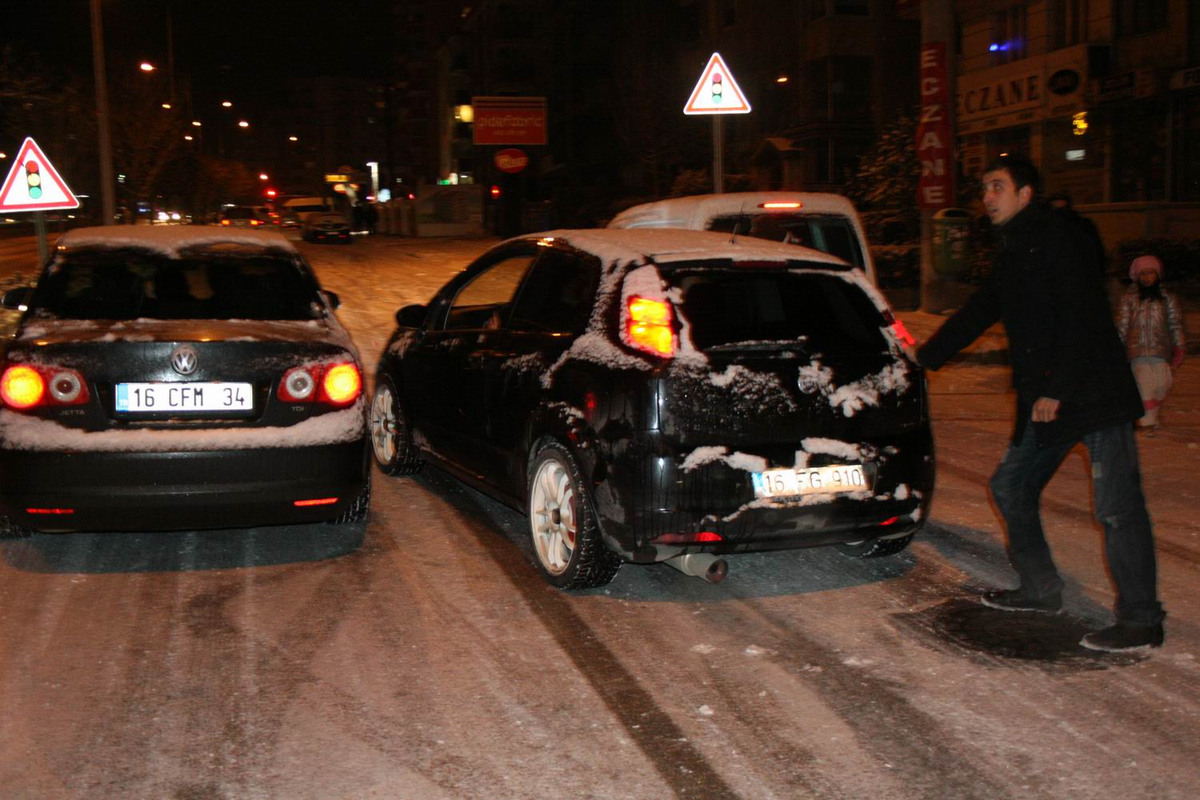 Buzlu Yolda Kalan Trafik Polisine Vatandaştan Sürüş Taktiği