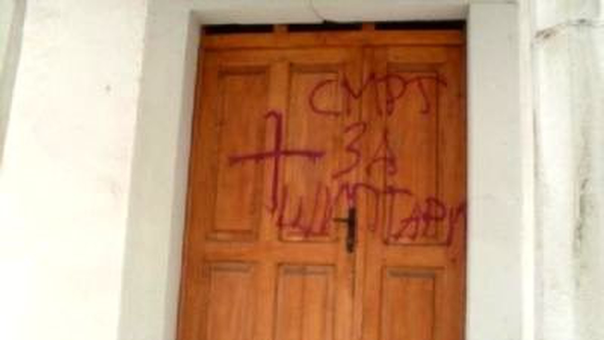 Cami Kapısına Haç Çizip, 'Arnavutlara Ölüm' Yazdılar
