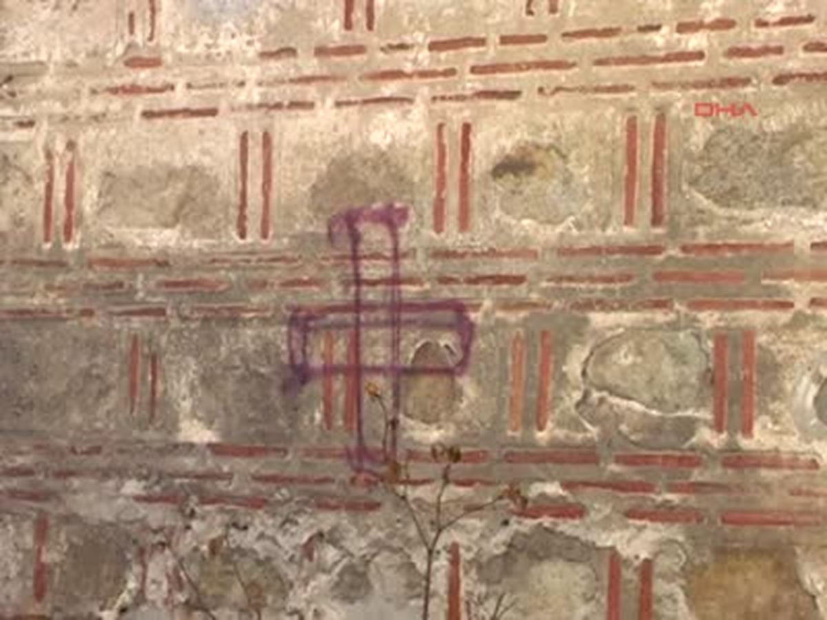Cami Kapısını Haç Çizdiler, 'Arnavutlara Ölüm' Yazdılar
