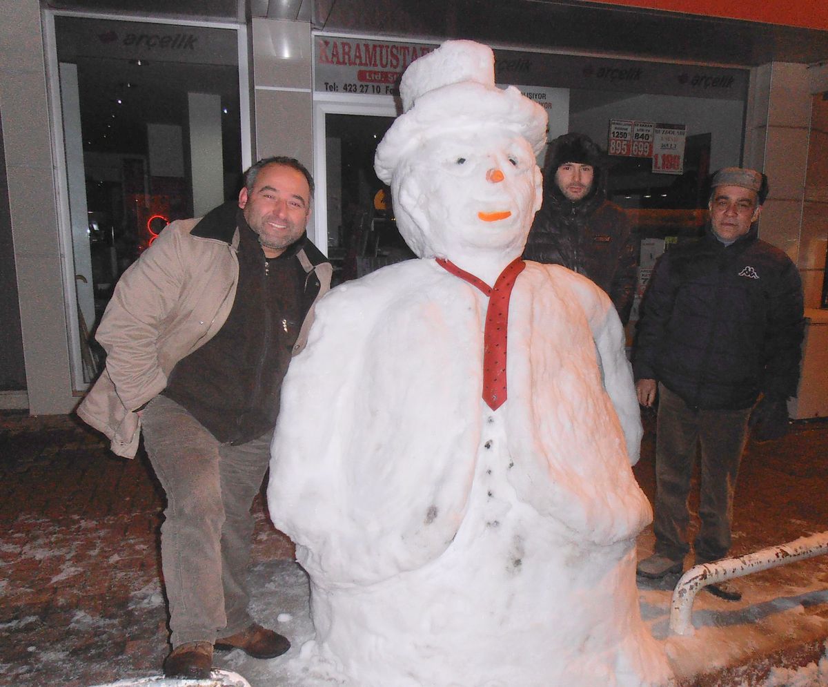 Demirel'e Benzeyen Kardan Adam