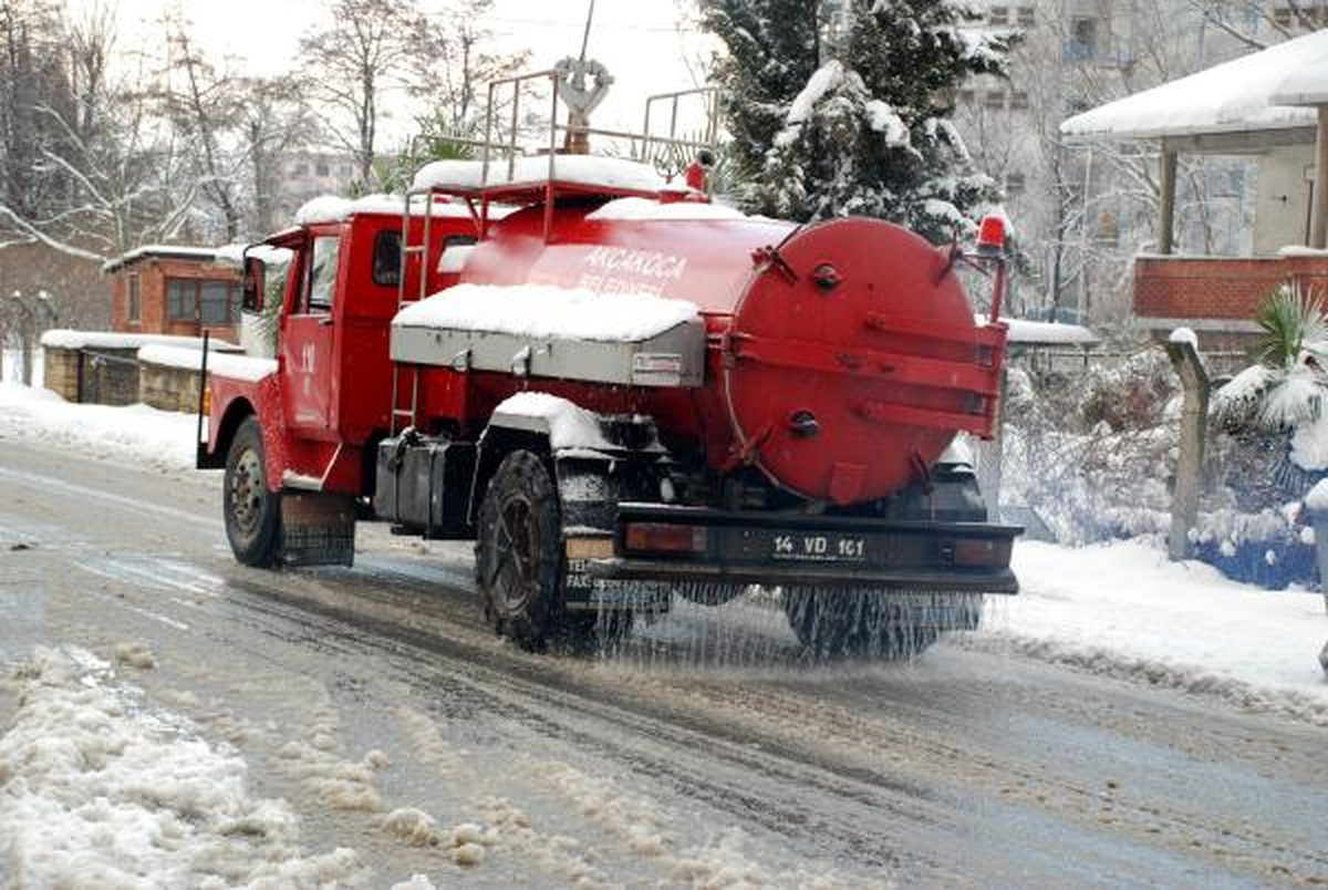 Deniz Suyu ile Karlı Yollar Temizlendi