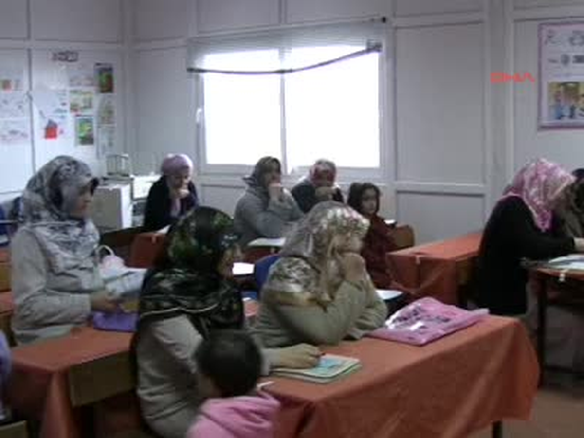 Depremzede Kadınlar Okuma Yazma Öğreniyor