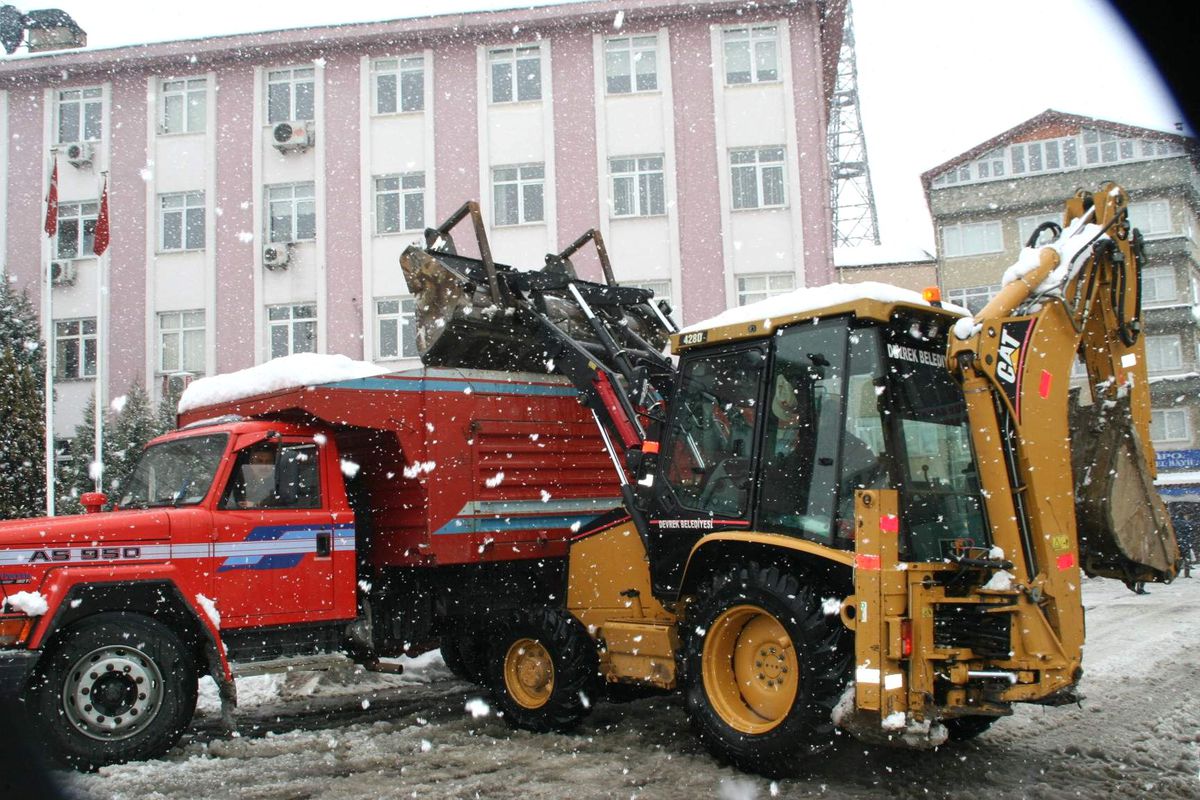 Devrek Belediyesi'nde Kar Temizleme Çalışması