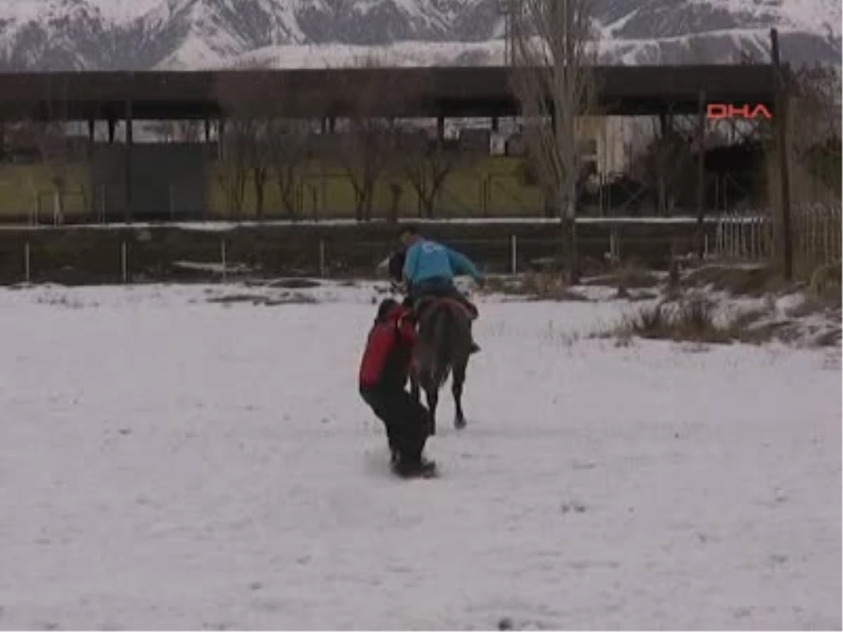 Erzincan \'Atlıboard\' \'Atlıboard\' Erzincan\'da Sporcular Cirit Atları Eşliğinde Kar Üzerinde...