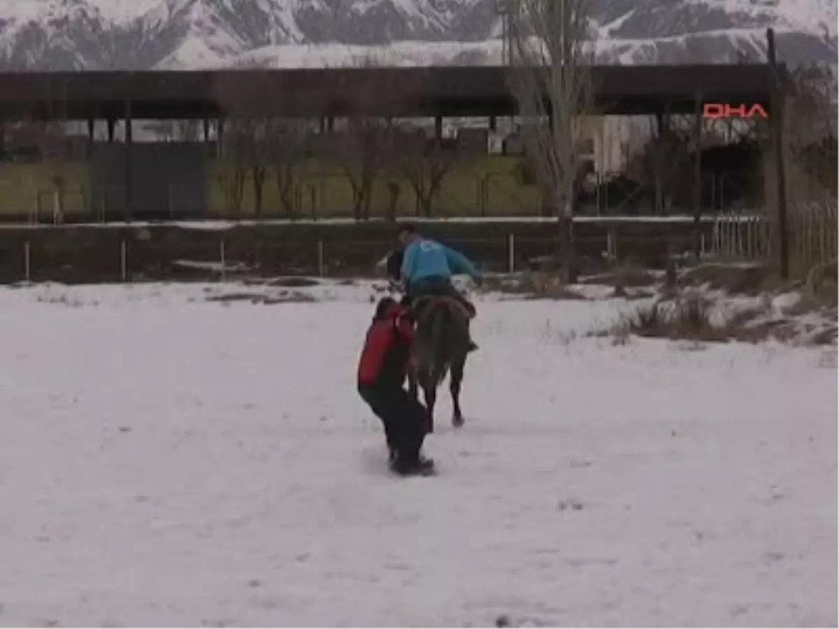 Erzincan 'Atlıboard' 'Atlıboard' Erzincan'da Sporcular Cirit Atları Eşliğinde Kar Üzerinde...