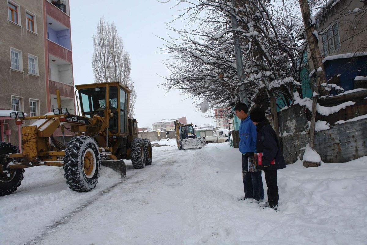 Erzurum\'da Gece Başlayan Kar Yağışıyla Birlikte 611 Köy Yolu Ulaşıma Kapandı