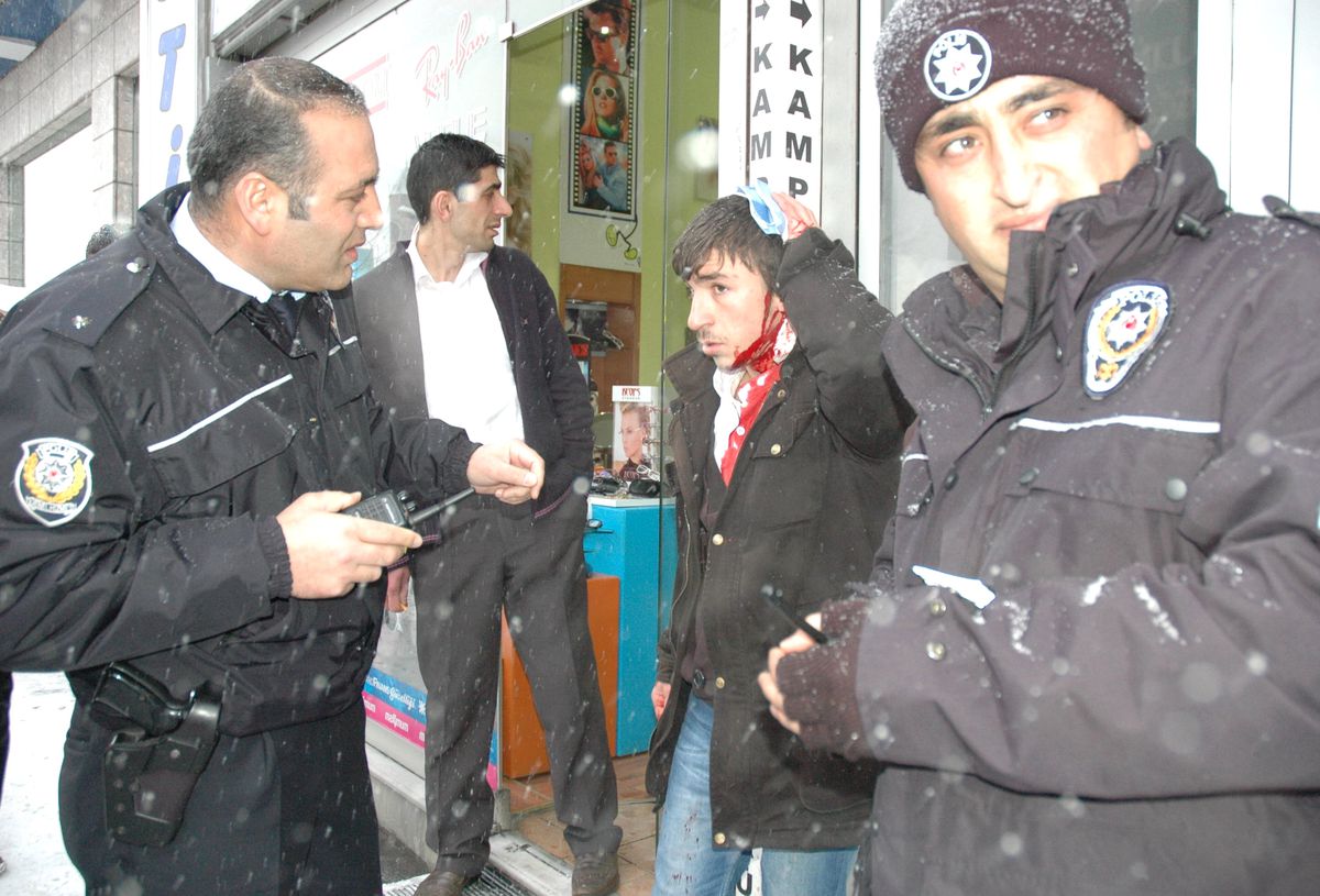 Erzurum'da Şehir Magandası 2 Şahsı Bıçakladı