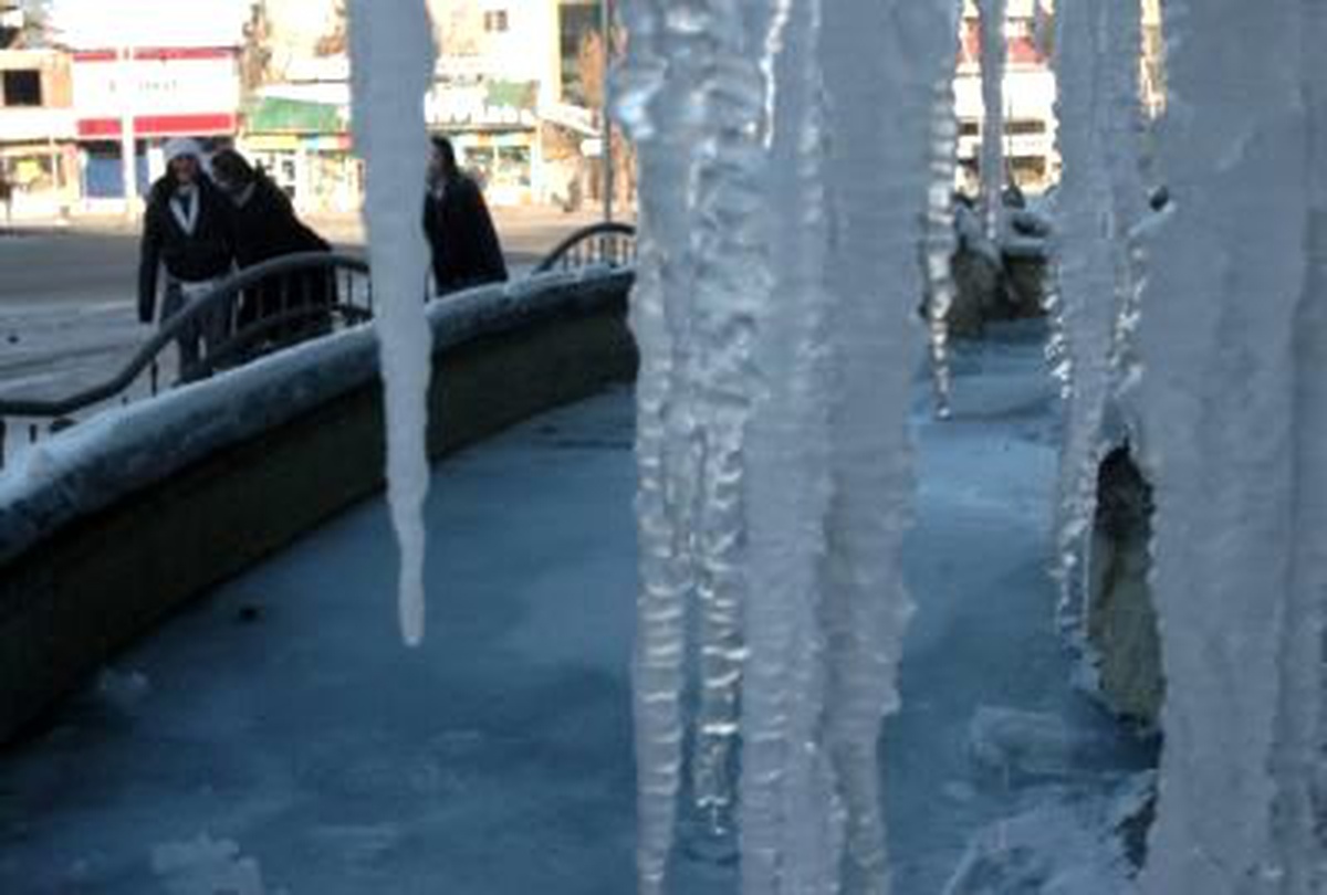 Erzurum'da Soğuk Hava, Şadırvanları Dondurdu