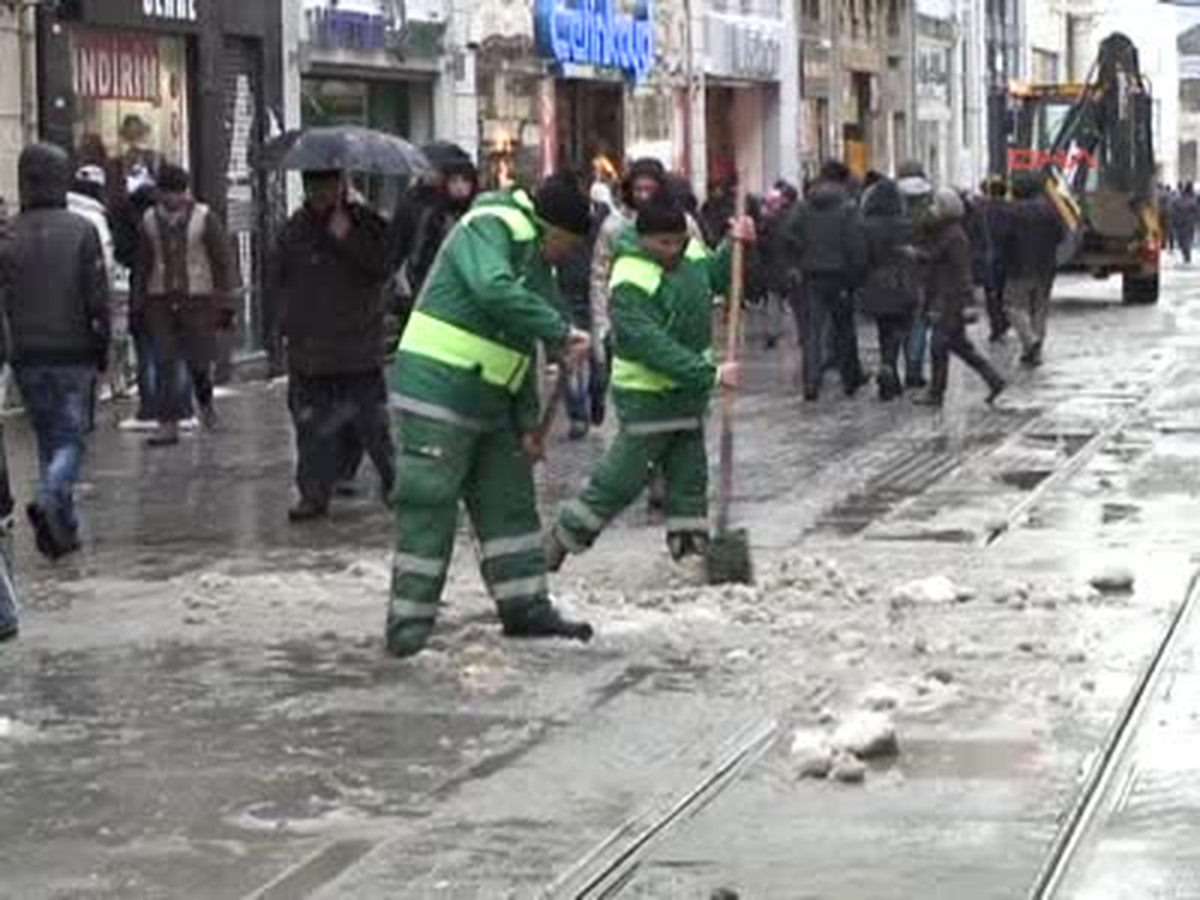 İstiklal Caddesi'nde Kar Temizleme Çalışmaları