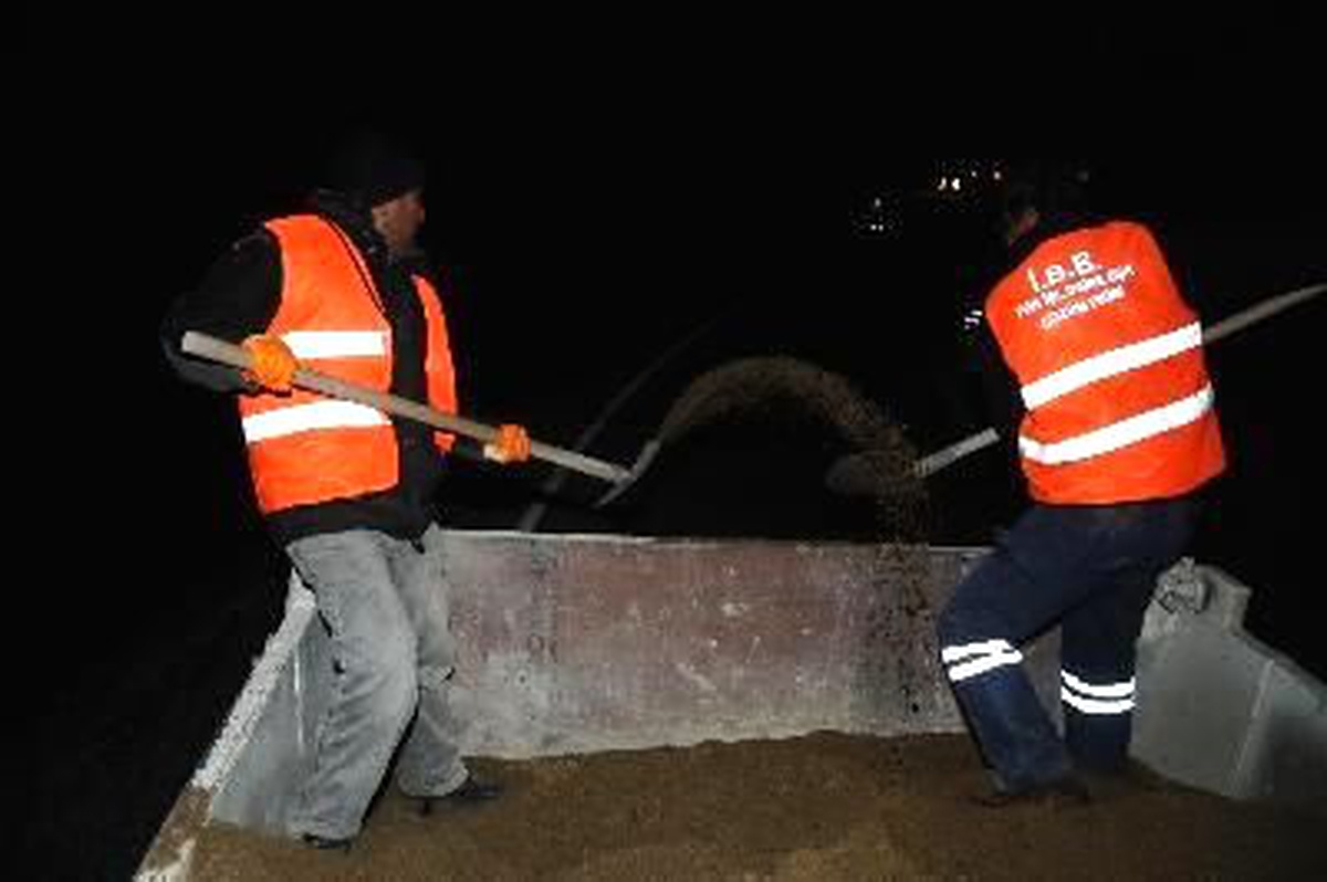 İzmir\'de Belediye Ekipleri Buzlanan Yollara Tuz Döktü
