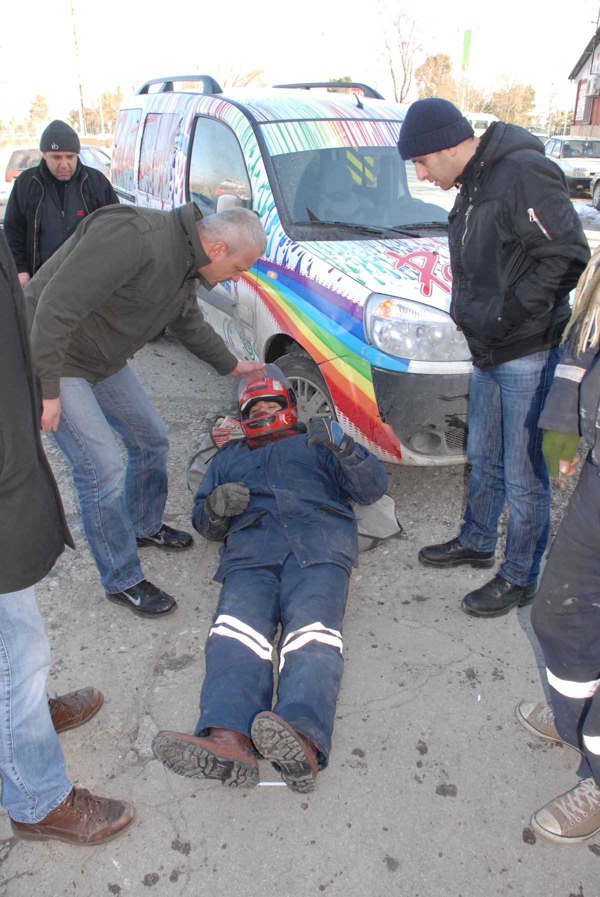 Kamyonet, Gazete Dağıtan Kuryeye Çarptı: 1 Yaralı