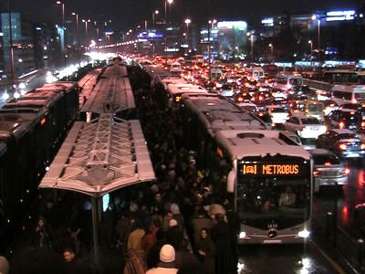 Kar Yağışı, İstanbulluları Toplu Taşıma Araçlarına Yöneltti