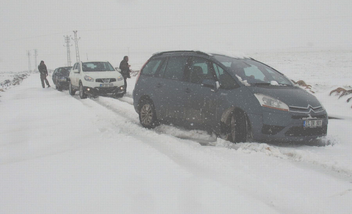Karadağ Geçidi, Karayolları Ekiplerinin Müdahalesiyle Ulaşıma Açıldı