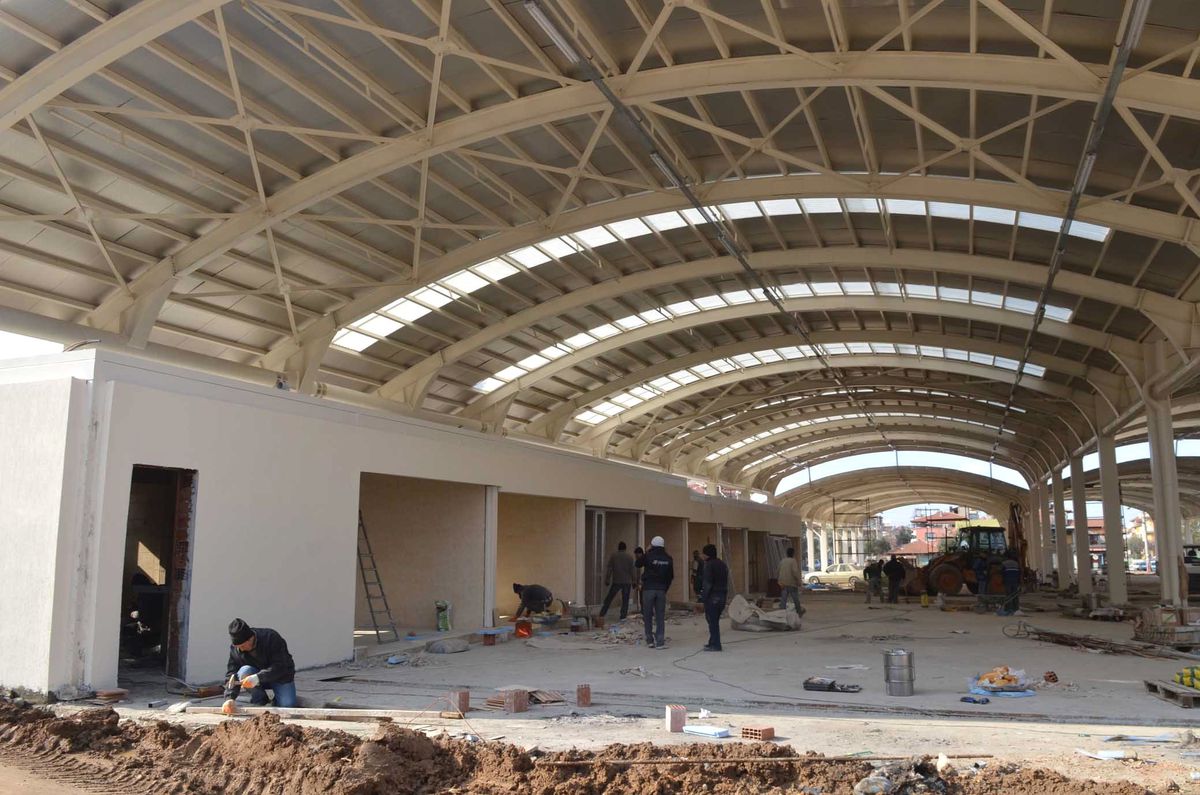 Karşıyaka Kapalı Pazaryeri'nde Çalışmalar Sürüyor