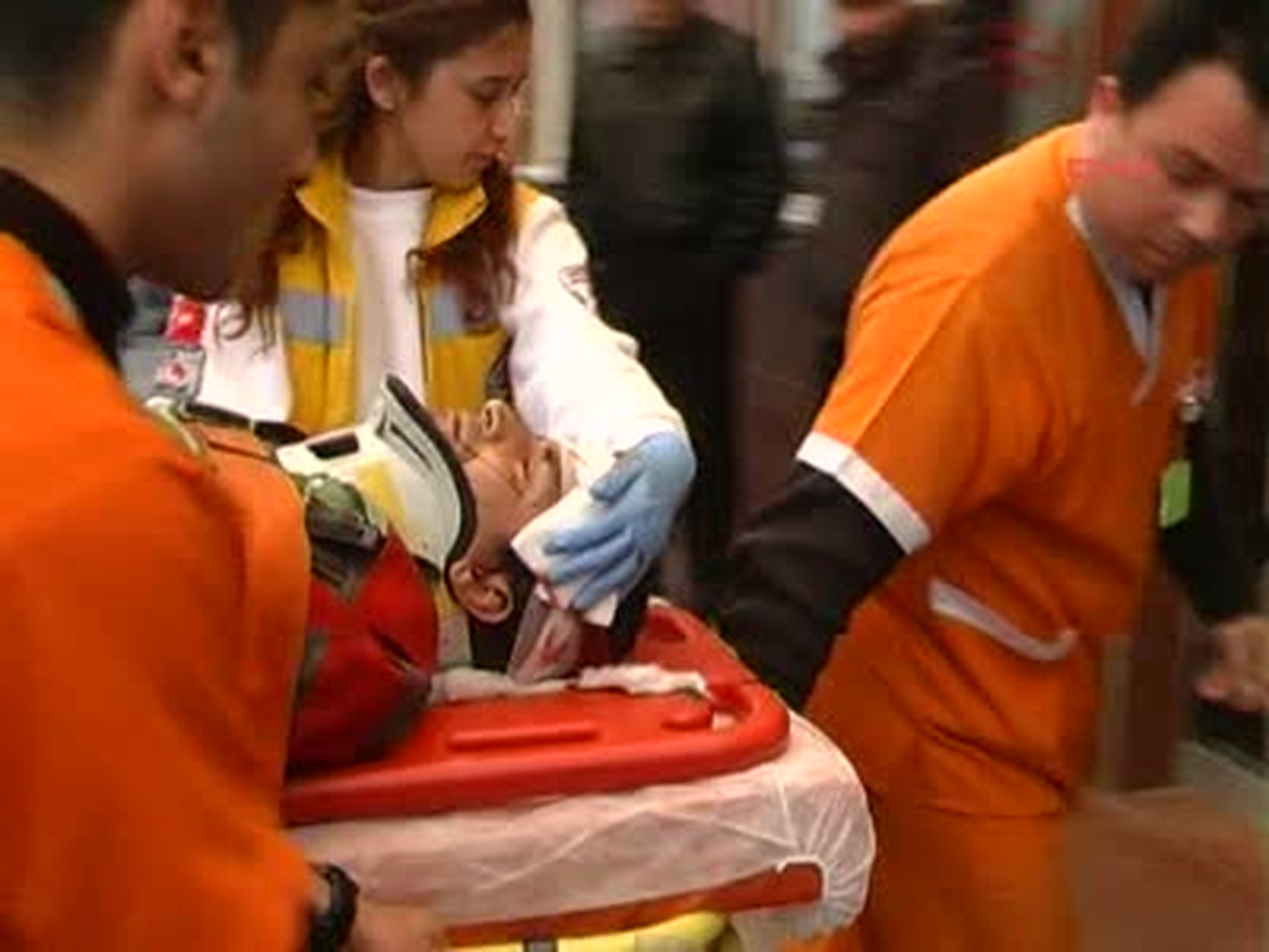 Kepçe Yüklü TIR Uçuruma Yuvarlandı: 2 Yaralı