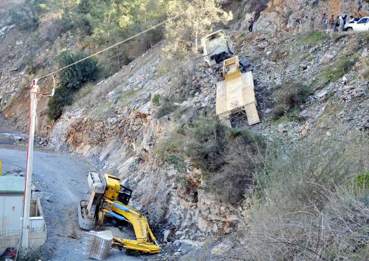 Kepçe Yüklü Tır Uçuruma Yuvarlandı: 2 Yaralı