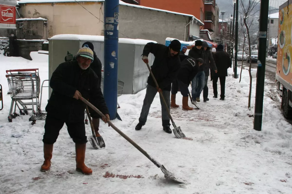 Kilimli Beldesi'nin Yüksek Kesimlerinde Kar Kalınlığı 1 Metreye Ulaştı