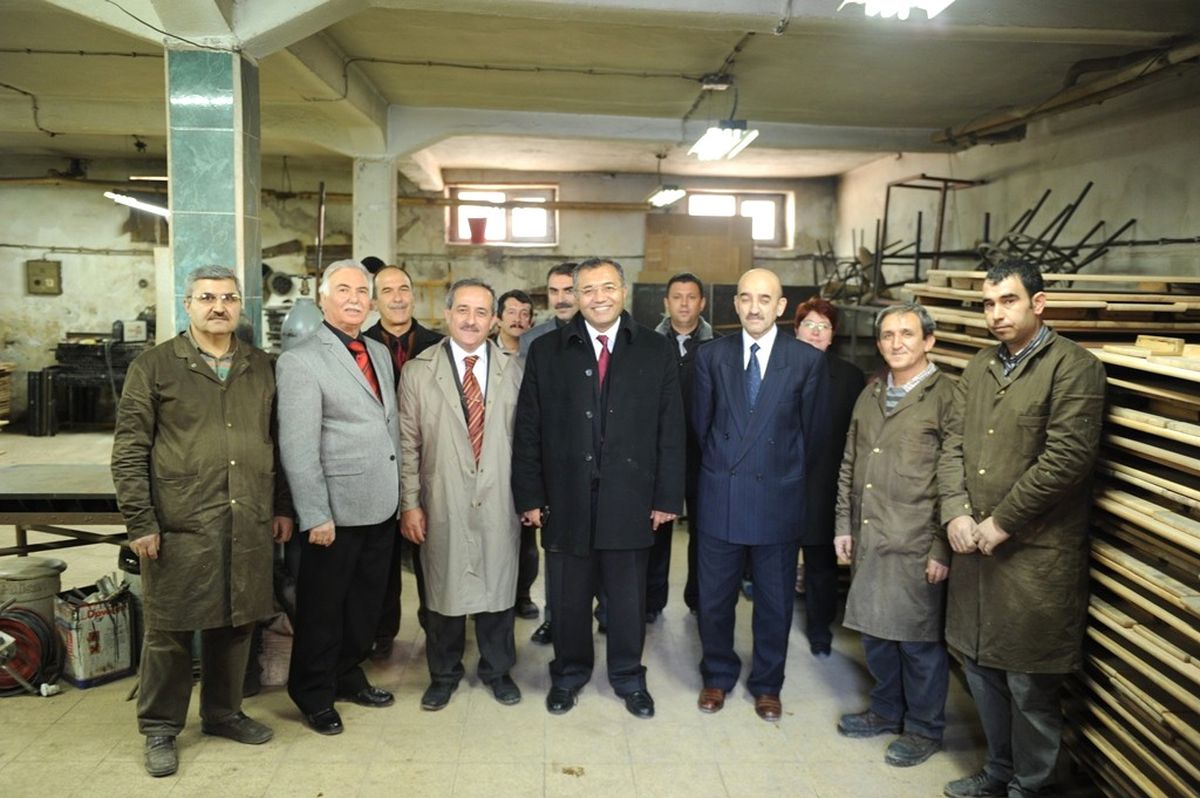 Kütahya'da Bakım ve Onarımı Yapılan Sıra ve Masalar Tekrar Kullanılıyor