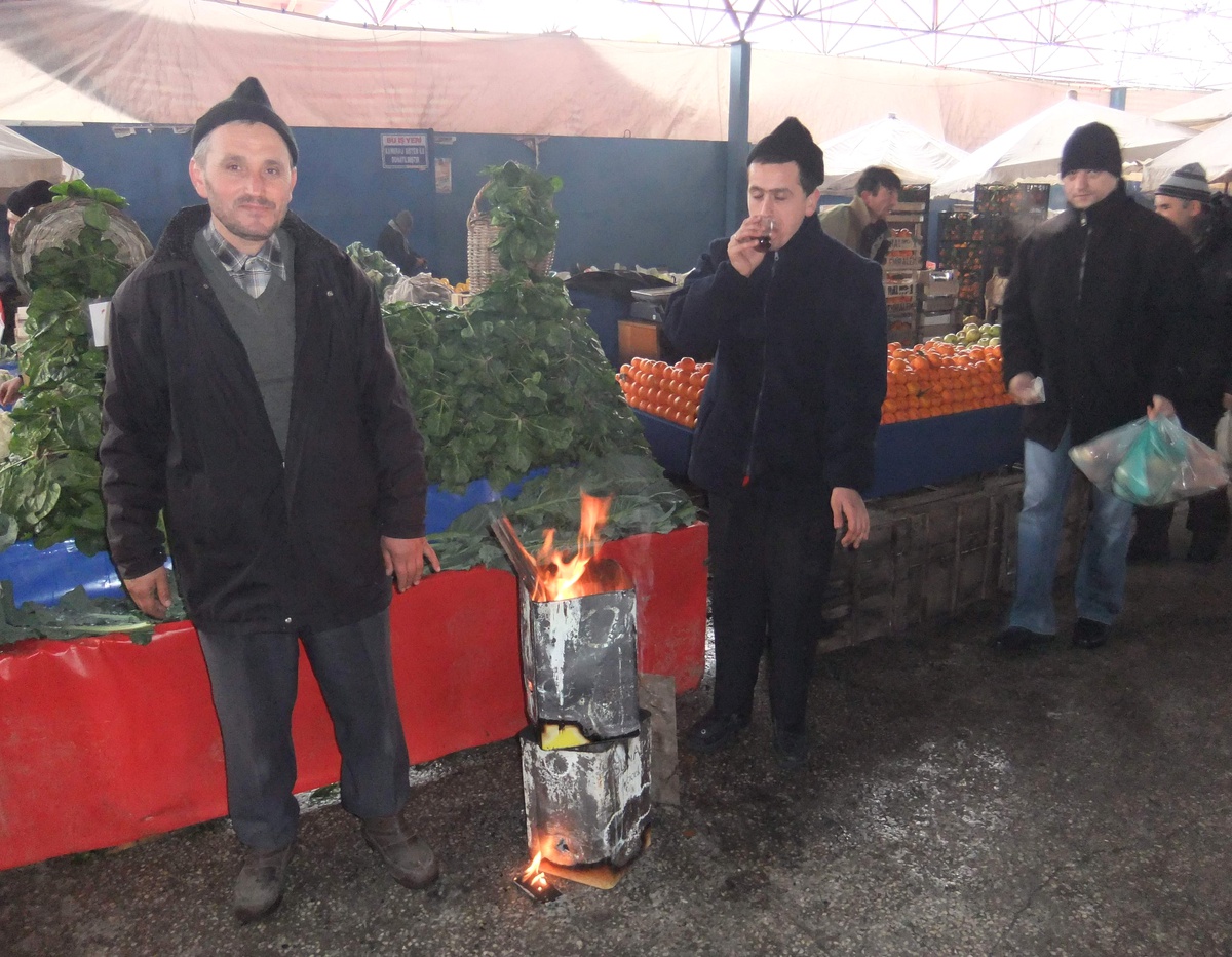 Kütahyalı Pazarcılar Tenekede Ateş Yakarak Isınıyor