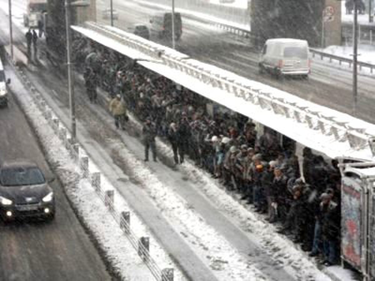 Metrobüs Duraklarında "Kar" Yoğunluğu