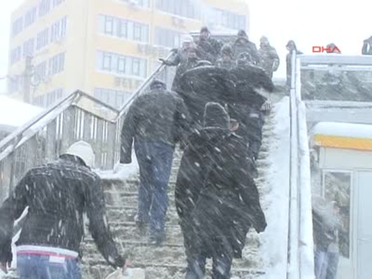 Metrobüs Durdu Vatandaşlar Duraklara Sığmadı