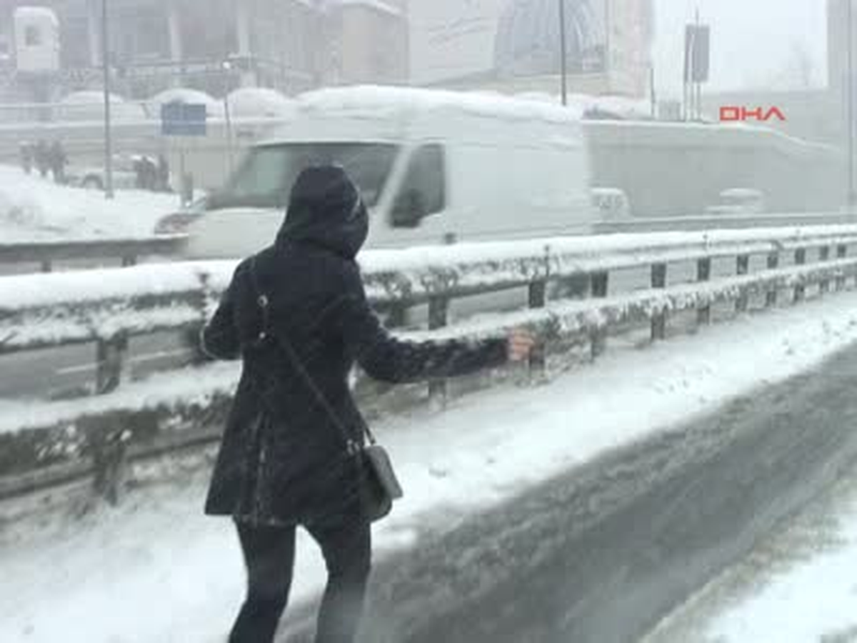 Metrobüs Durdu Vatandaşlar Duraklara Sığmadı