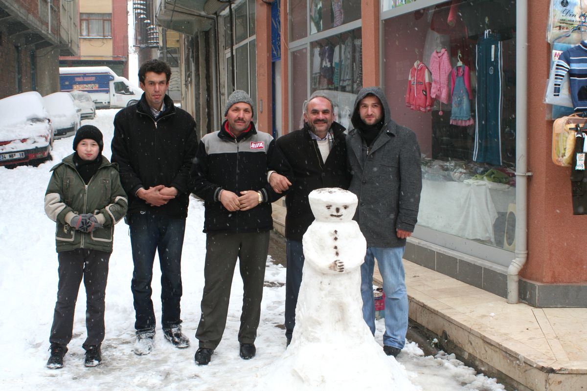 Namaz Kılan Kardan Adam