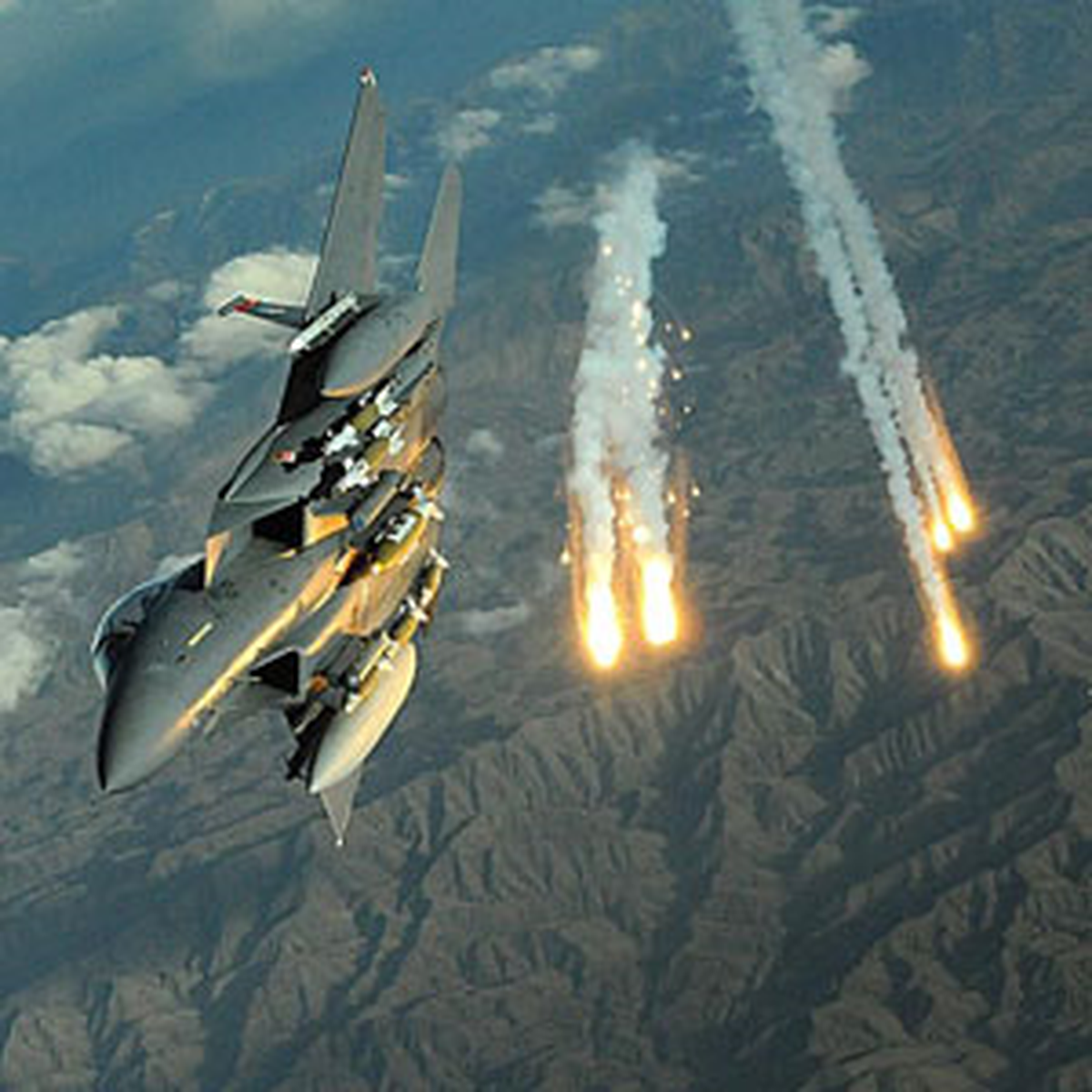 Pakistan Jetleri Bombaladı: 20 Ölü