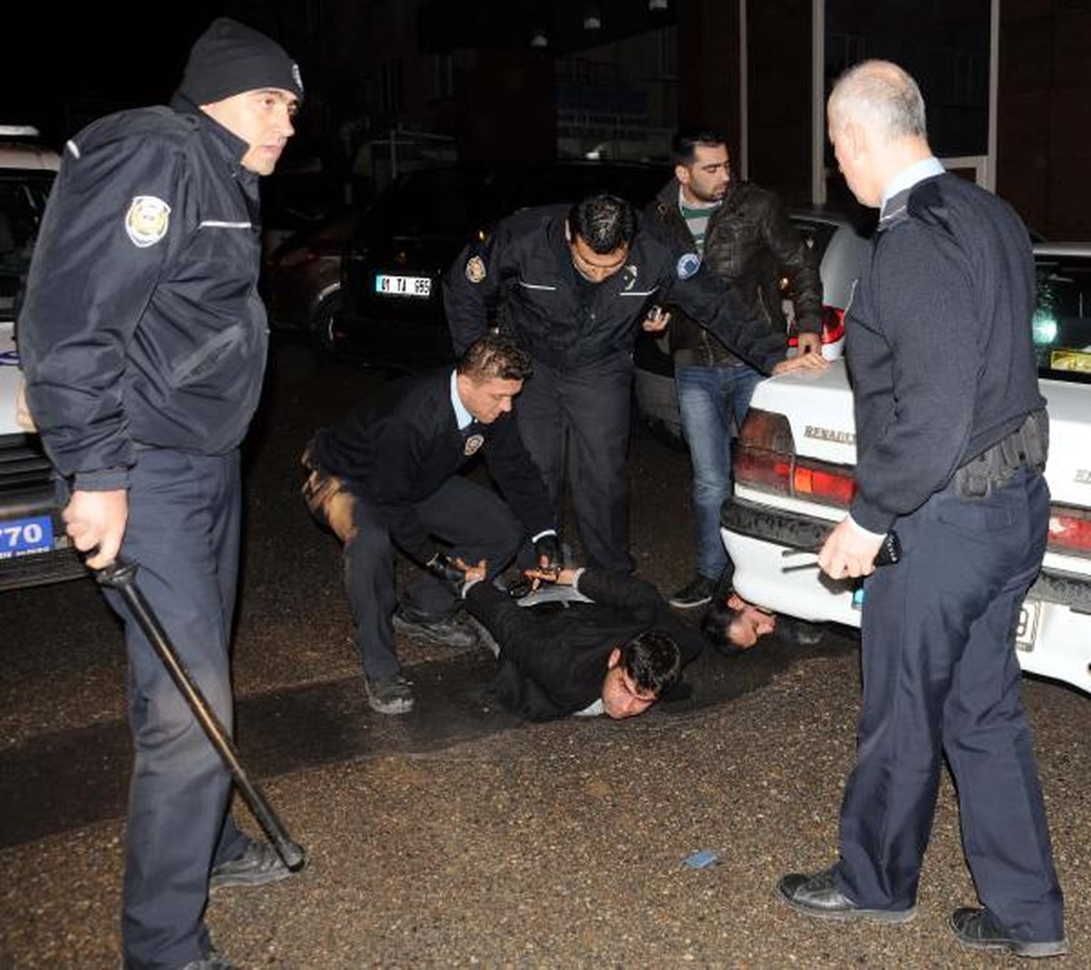 Polis Merkezi Önünde Gerginlik; 6 Gözaltı