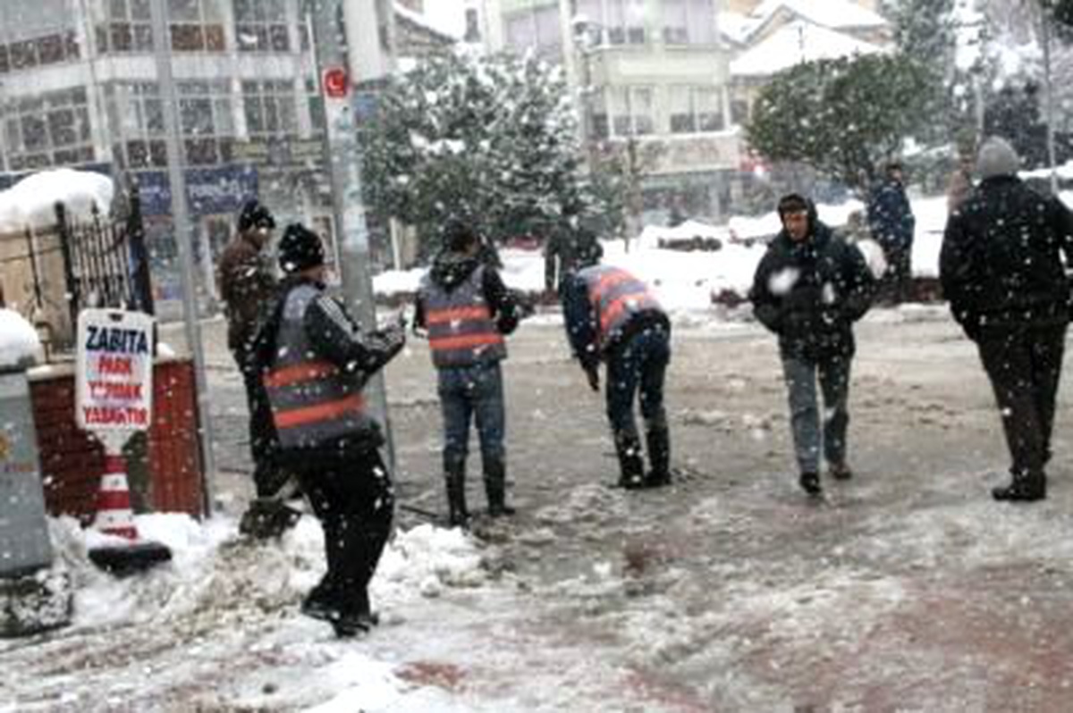 Şemdinli'de Kar Yağışı Hayatı Olumsuz Etkiledi