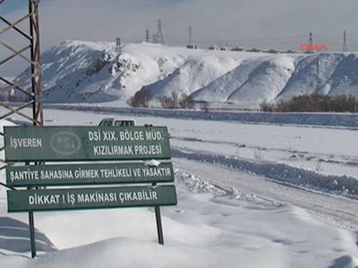 Sivas'ta Irmak ve Barajlar Soğuktan Dondu