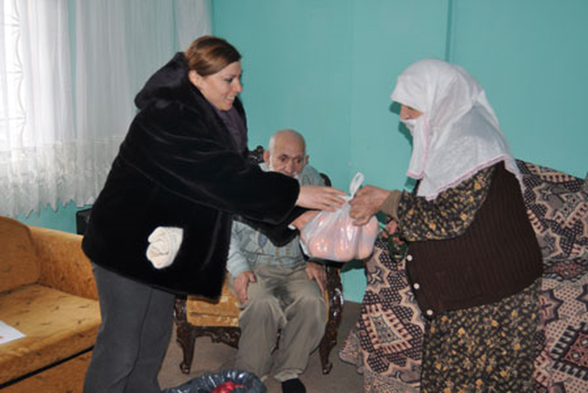 Soğuk Günlerde Yaşlılara Sıcak İlgi