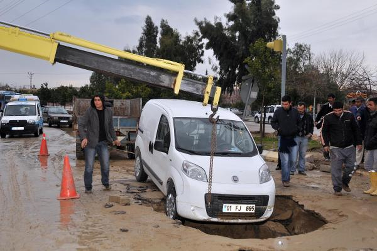 Tren Geçti, Su Borusu Patladı, Açılan Çukura Araç Düştü