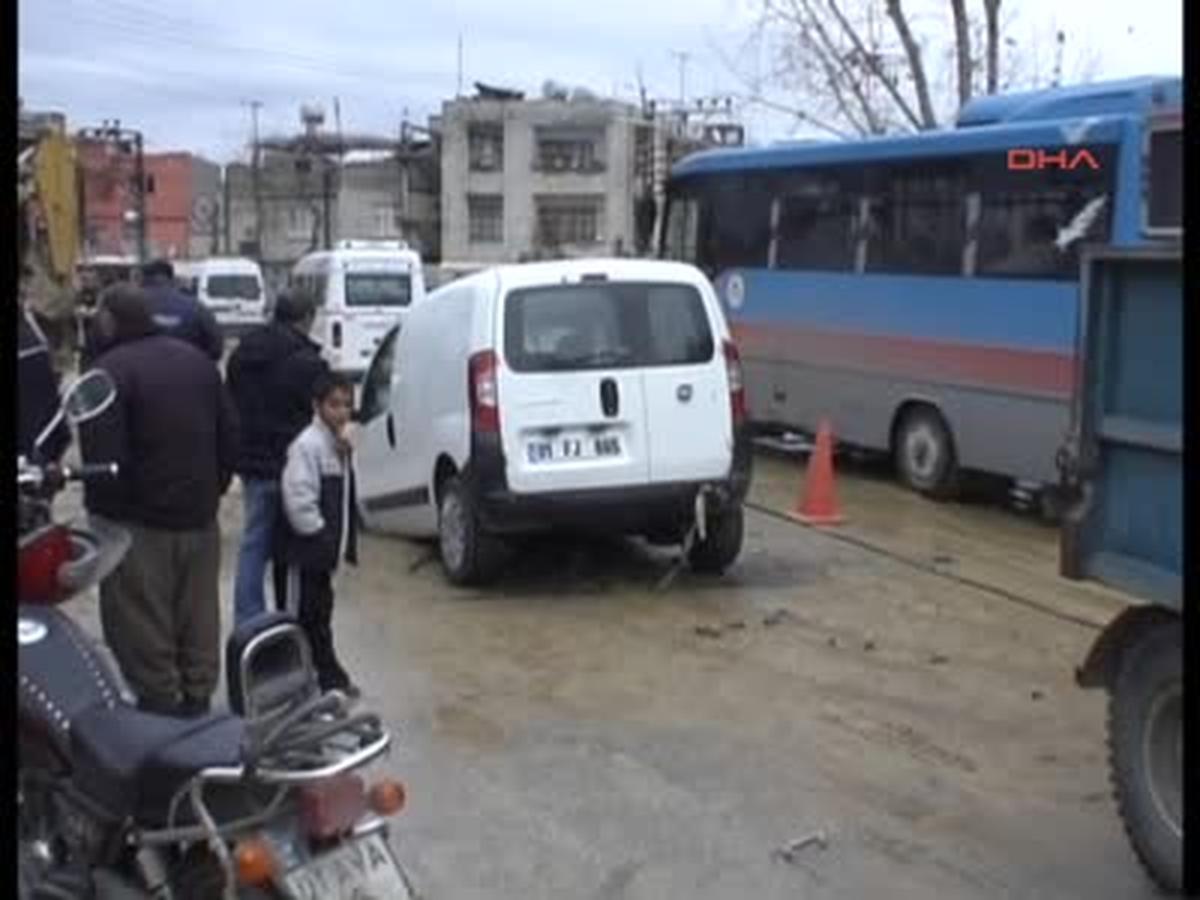 Tren Geçti, Su Borusu Patladı, Açılan Çukura Araç Düştü