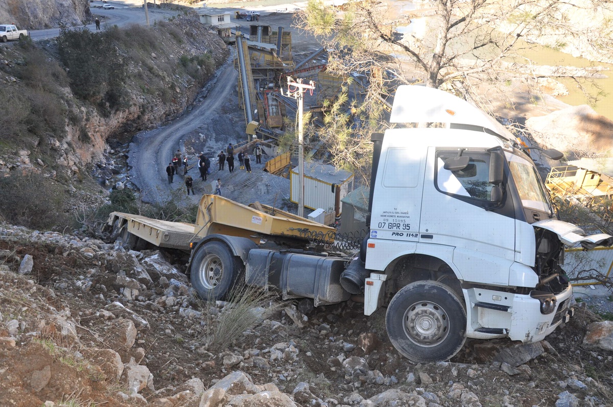 Vinç Taşıyan Tır Uçuruma Yuvarlandı
