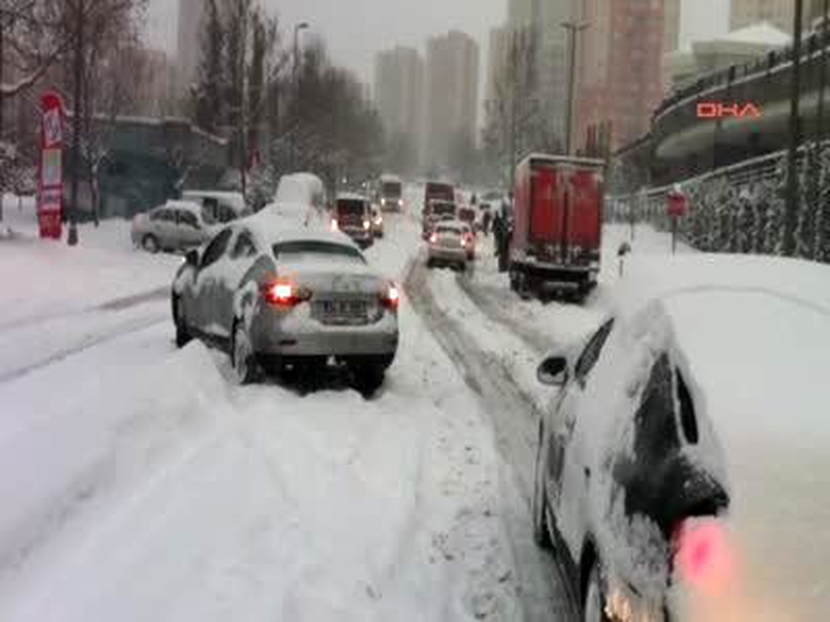 Yoğun Kar Yağışı Sürücülere Zor Anlar Yaşattı