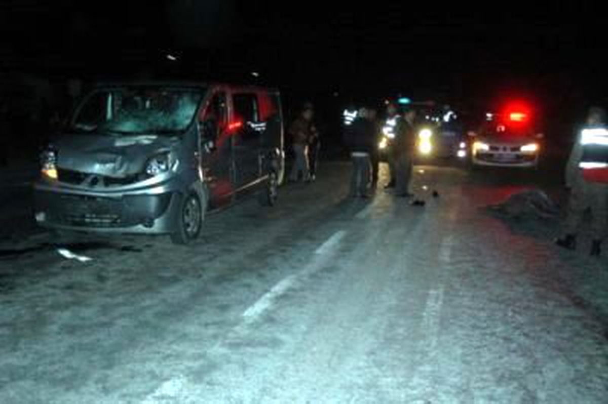 Yolun Karşısına Geçmek İsteyen Çift, Otomobilin Altında Kalıp Öldü