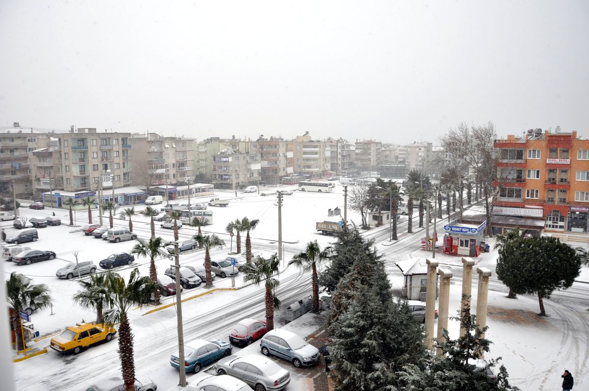 Aliağa'ya 7 Yıl Sonra Kar Sürprizi