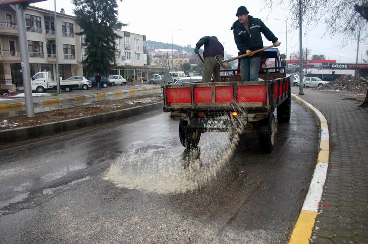 Ayvalık Belediyesi'nden Buzlanmaya Tuzlu Önlem