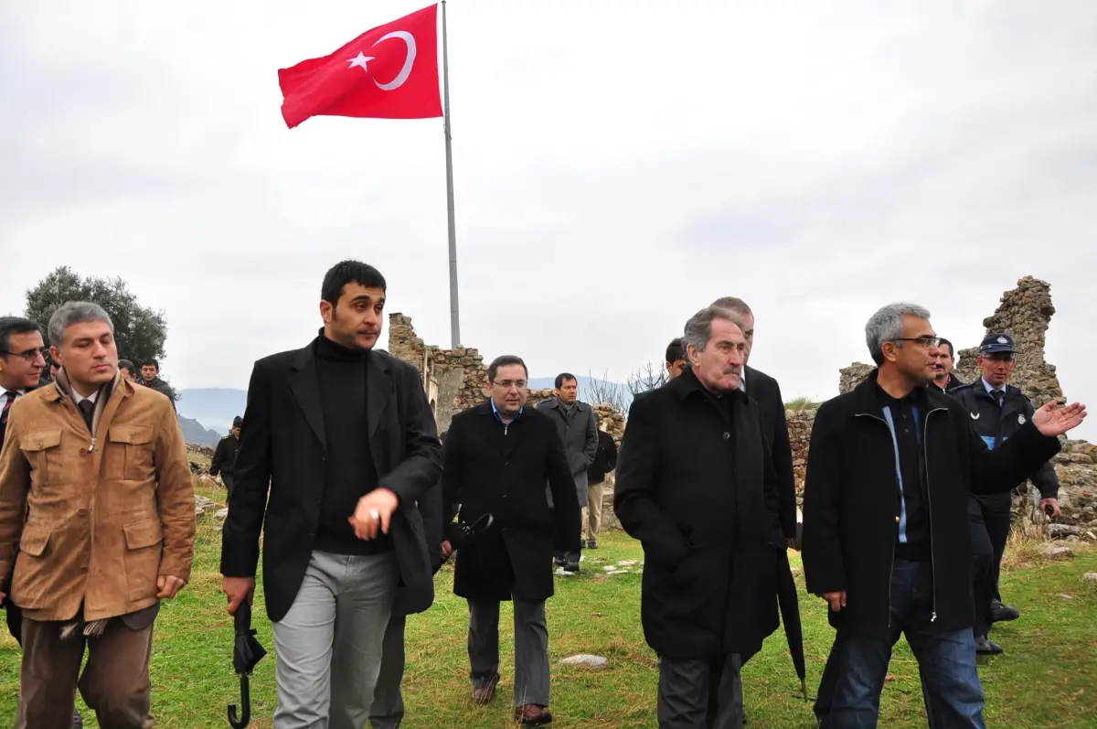 Bakan Günay Beçin Kalesi'nde İncelemelerde Bulundu