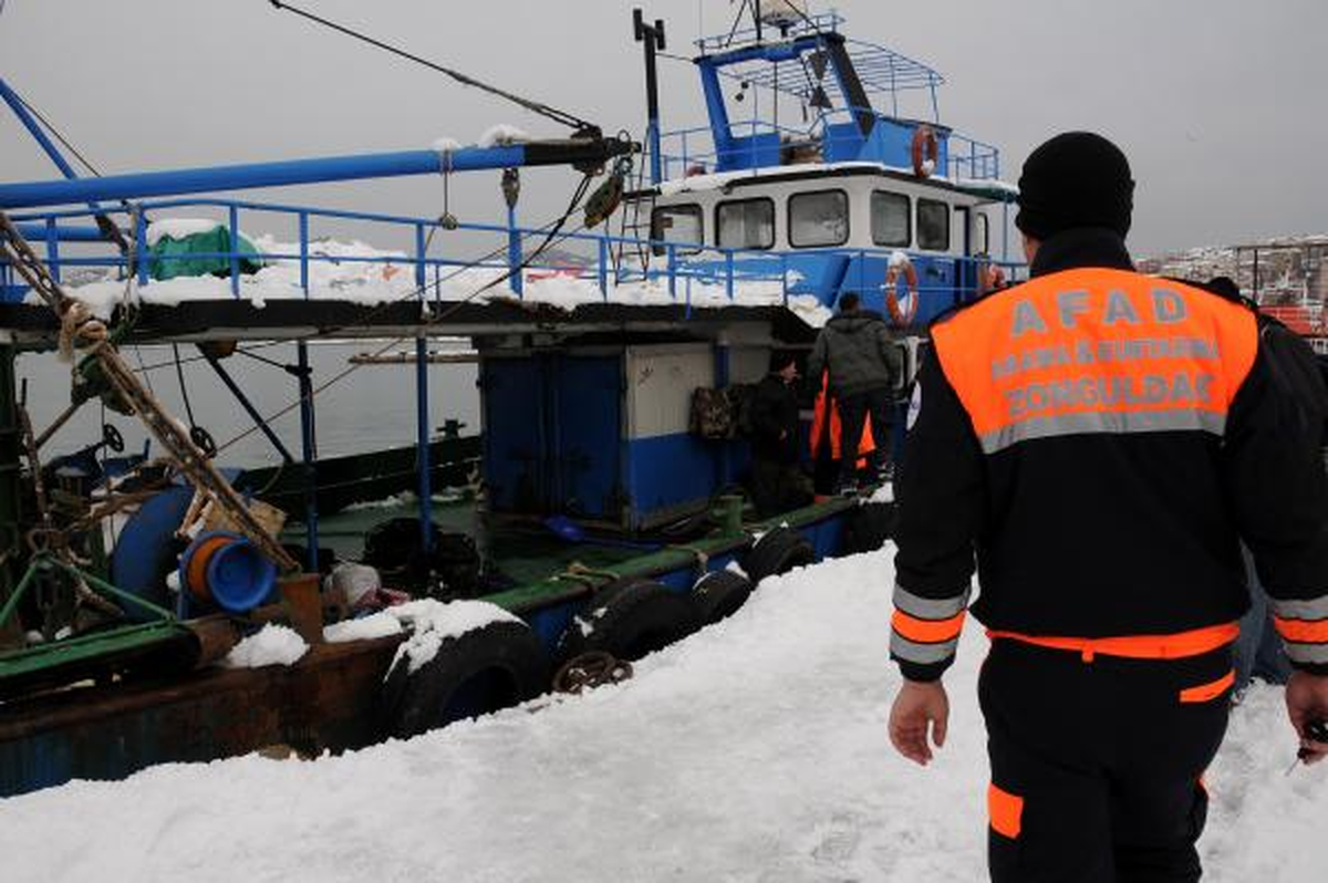 Batan Geminin Kayıp Mürettebatını Aramalar Sürüyor