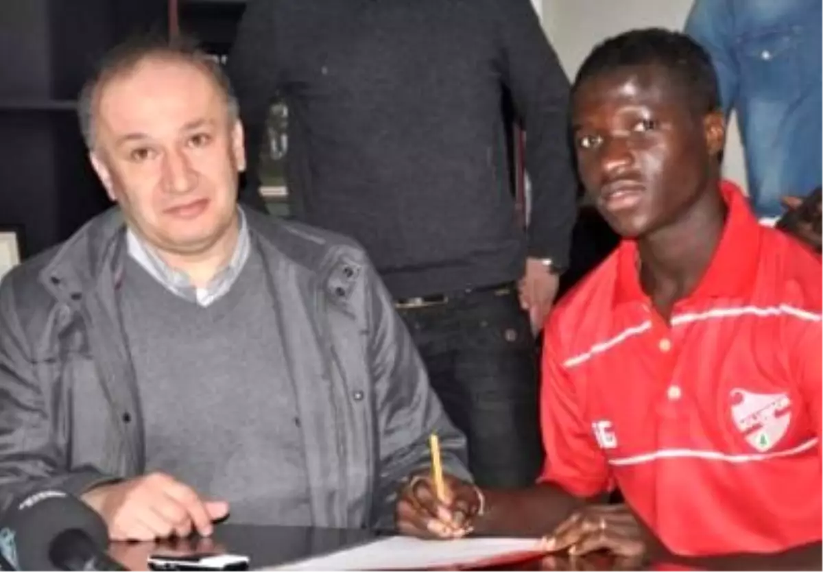 Boluspor Senegalli Emmanuel Gomis\'i Renklerine Kattı
