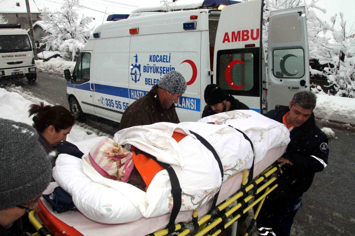 Büyükşehir Ambulans Hizmetinden Kar Mesaisi