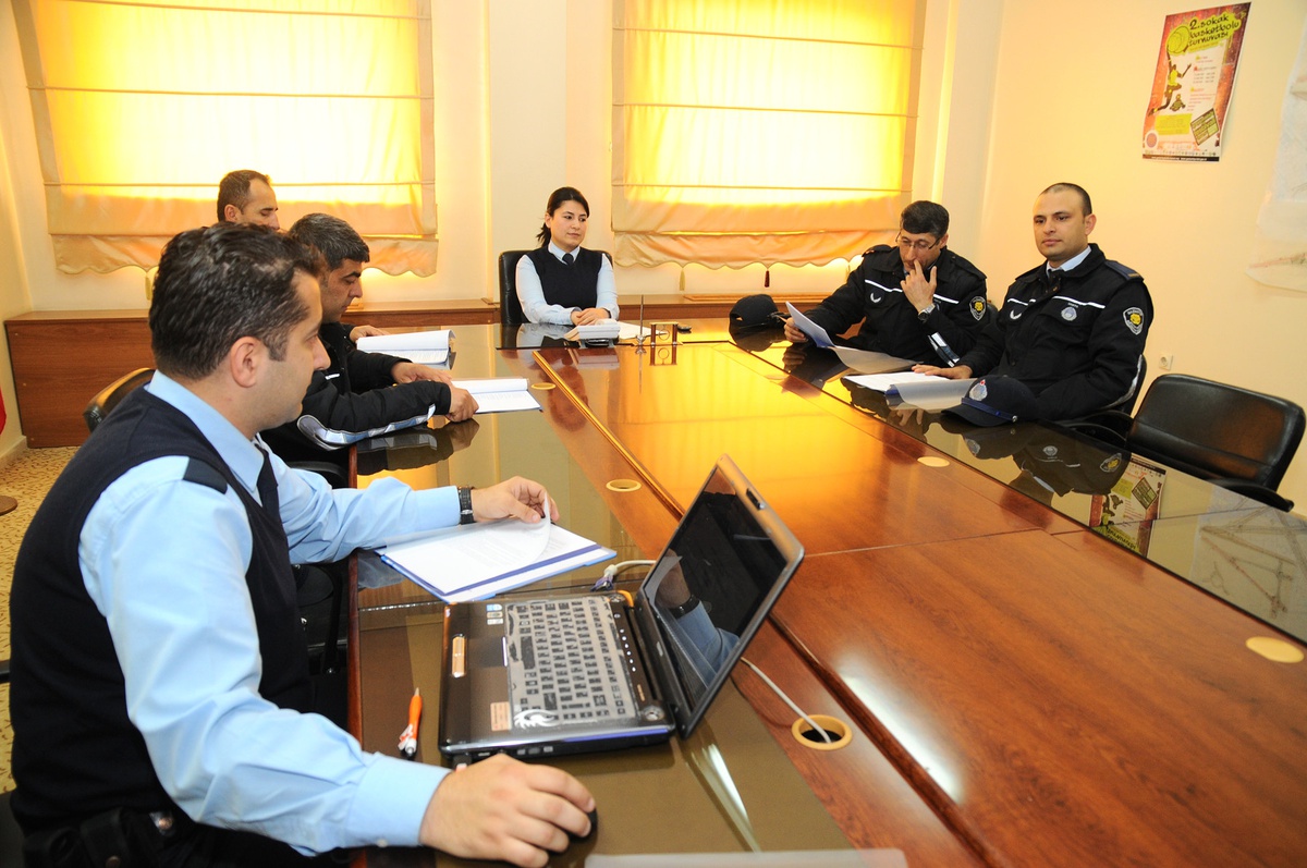 Büyükşehir Zabıtası Denetlerken Eğitiyor