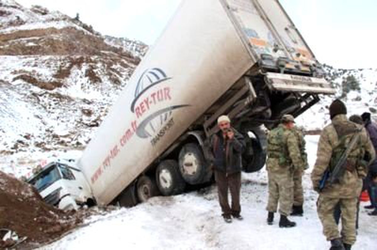 Buz Nedeniyle Yoldan Çıkan TIR'ın Sürücüsü Yaralandı