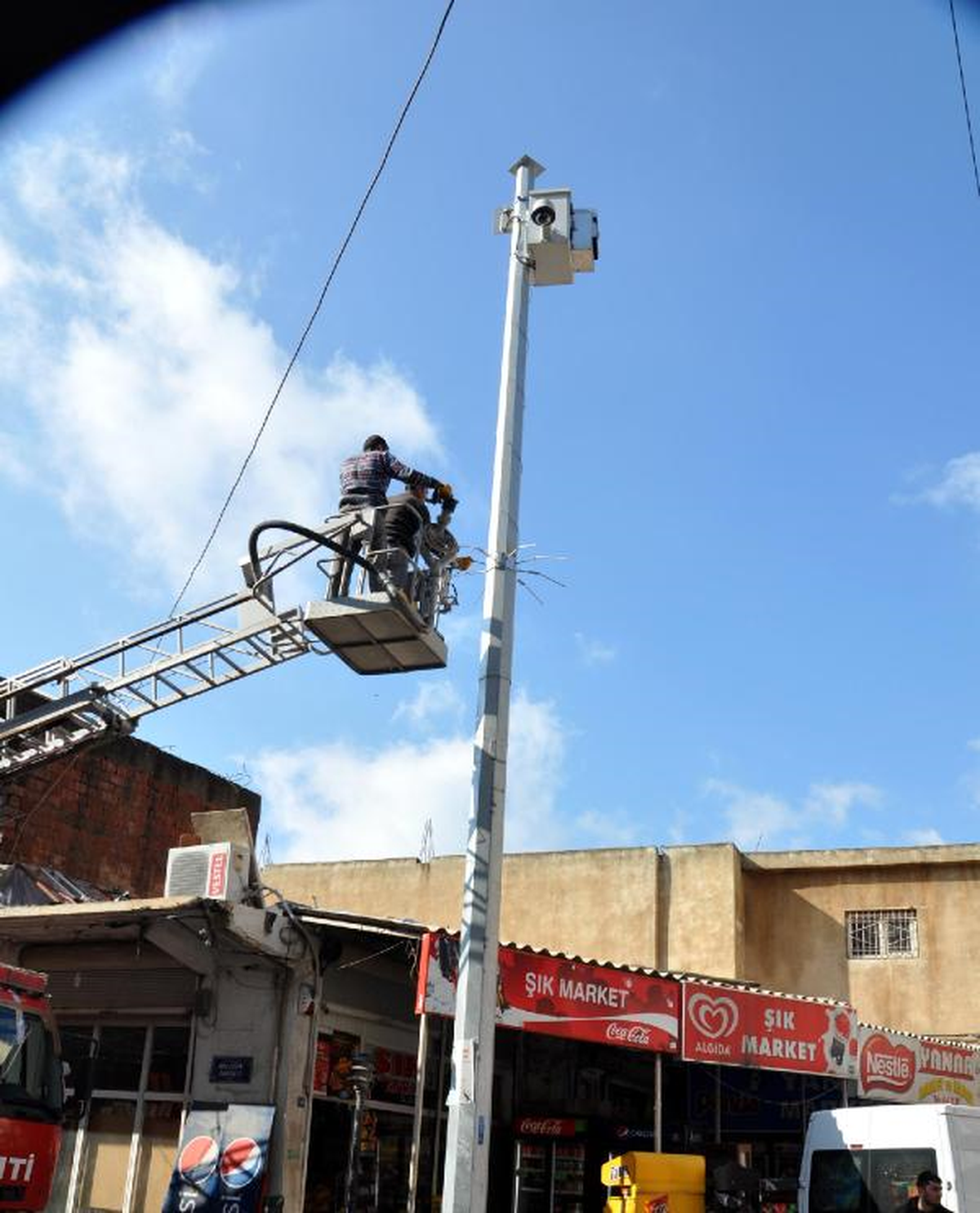 Cizre'de Mobese Kameralarına Dikenli Telle Koruma