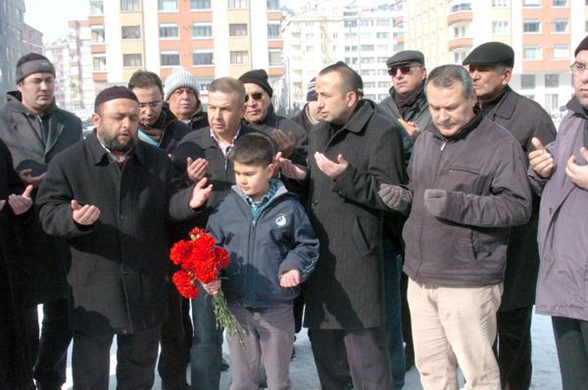 Çöken Zümrüt Apartmanında Ölenler, Ölümlerinin 8\'inci Yılında Enkaz Başında Anıldı