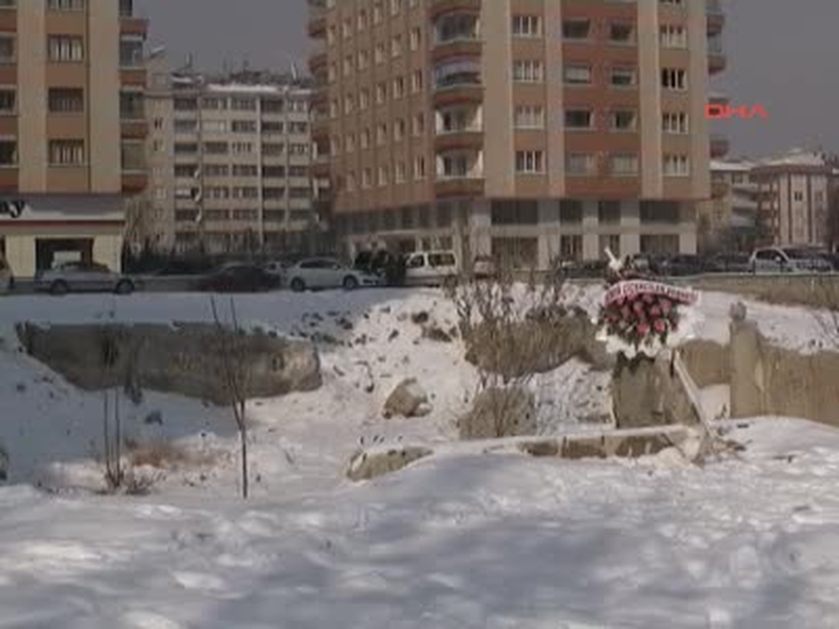 Çöken Zümrüt Apartmanında Ölenler, Ölümlerinin 8\'inci Yılında Enkaz Başında Anıldı