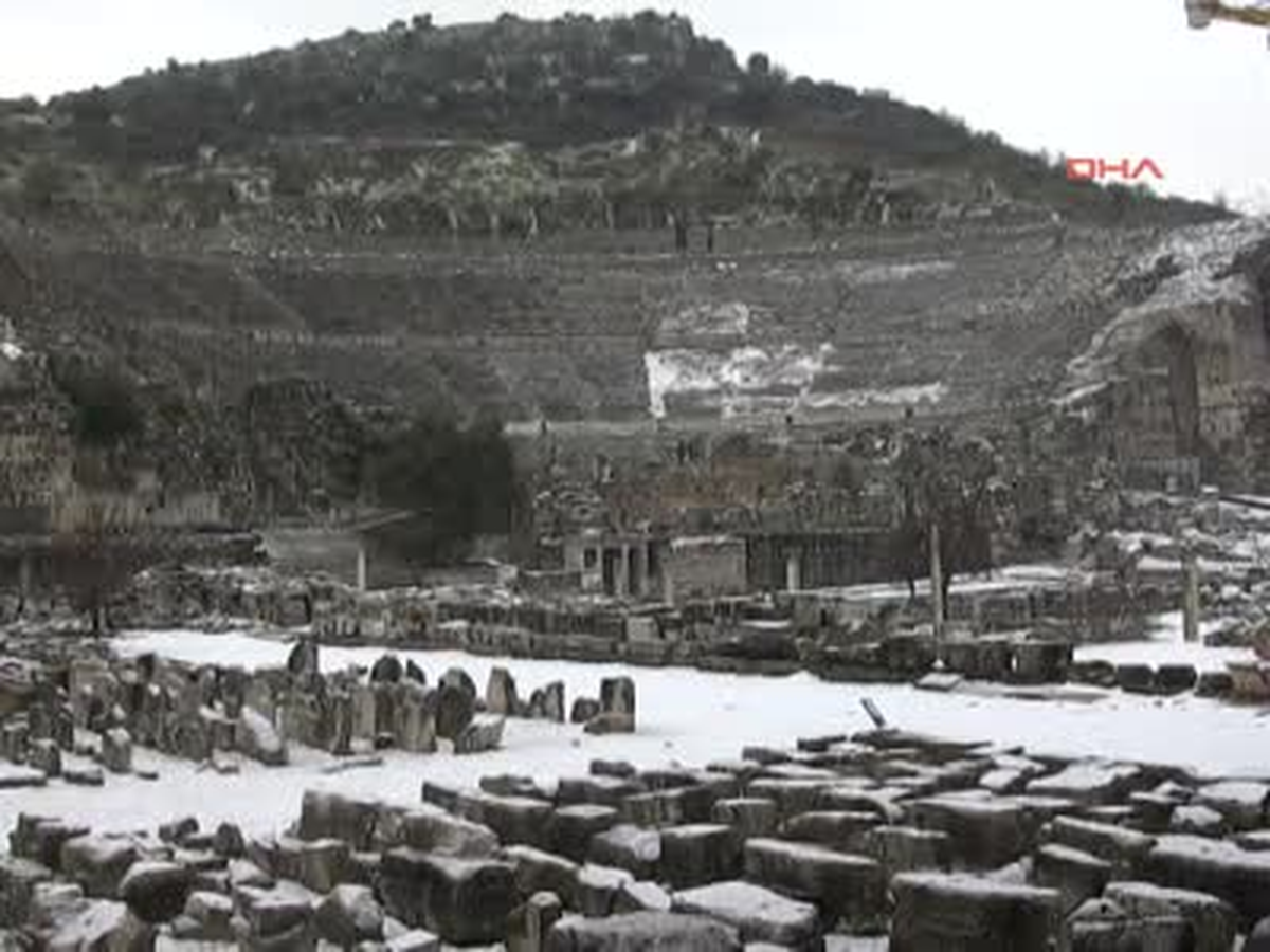Efes Kar Altında Başka Güzel