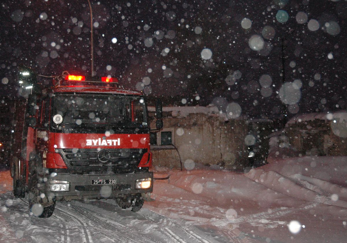 Erzurum'da Kar ve Tipi İtfaiye Ekiplerini Yangından Çok Zorluyor
